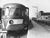 351515 Afbeelding van een diesel-electrisch treinstel DE 1 (“Blauwe Engel”) van de N.S. langs het perron van het ...
